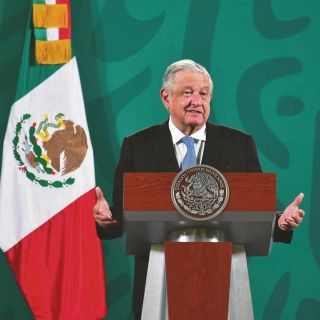 Llama AMLO neoliberal a la UNAM; surge defensa