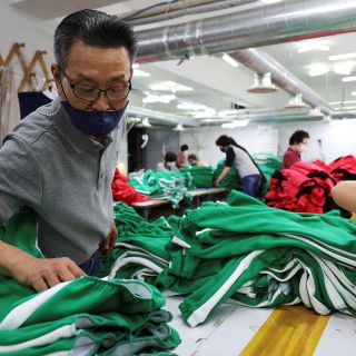 Venta de trajes de "El Juego del Calamar" anima al sector textil de Corea del Sur