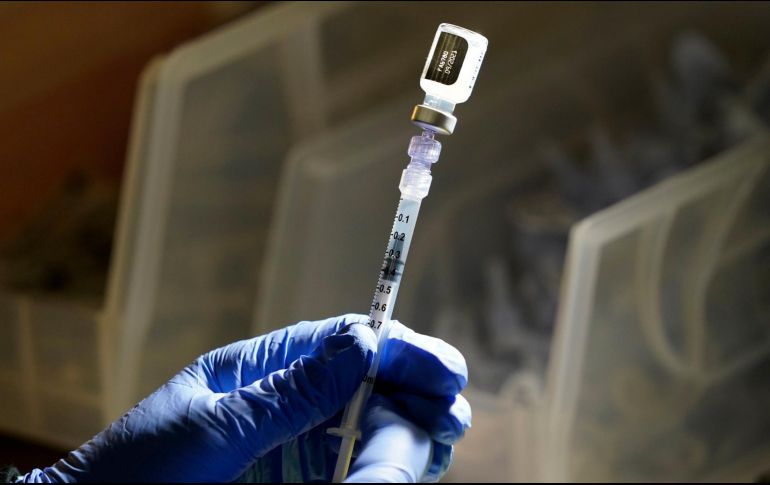 La gran mayoría de los casi 190 millones de estadounidenses que están completamente vacunados contra el COVID-19 han recibido las opciones de Pfizer o de Moderna. AP / ARCHIVO