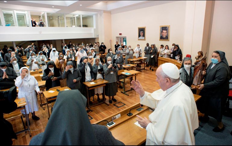 El Papa Francisco visita a las religiosas del Instituto de las Hijas de María Auxiliadora. EFE / VATICANO