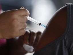 Una enfermera aplica una dosis de la vacuna contra el COVID-19 a un adolescente durante una campaña de vacunación en Ceilandia, en las afueras de Brasilia. Xinhua/L. Tavora