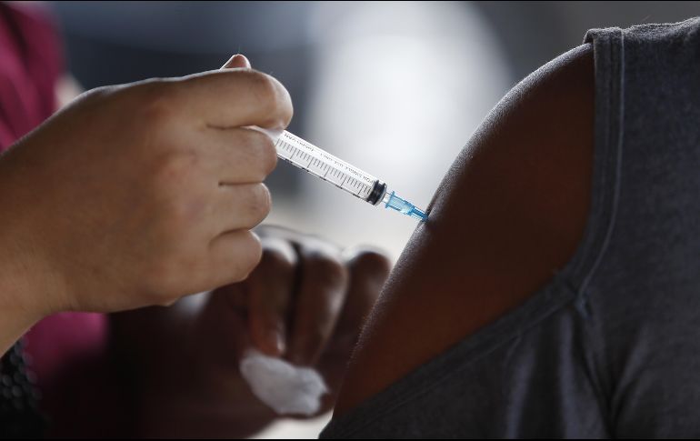 Una enfermera aplica una dosis de la vacuna contra el COVID-19 a un adolescente durante una campaña de vacunación en Ceilandia, en las afueras de Brasilia. Xinhua/L. Tavora