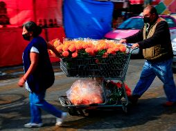 Personas protegidas con cubrebocas recorren los pasillos del mercado de Sonora, en la Ciudad de México. EFE/C. Ramírez