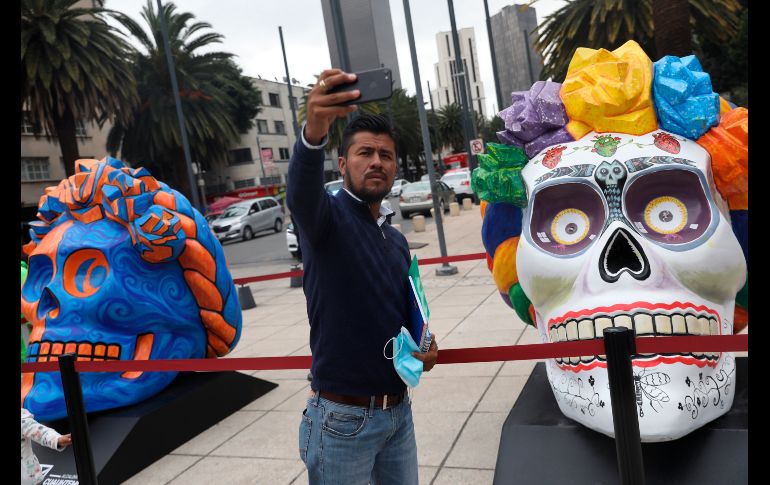 Algunos de los cráneos exhibidos replican el peinado y estilo de la pintora, como sus tradicionales trenzas en la cabeza con flores o sus enormes aretes de oro. EFE/S. Gutiérrez