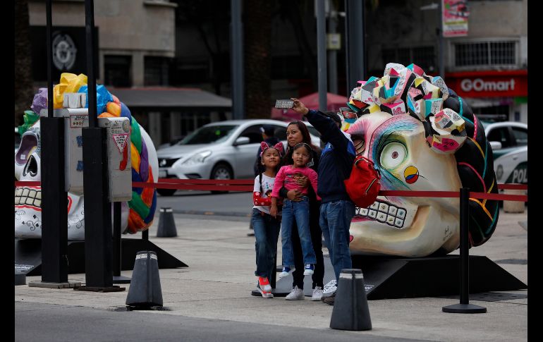 Algunos de los cráneos exhibidos replican el peinado y estilo de la pintora, como sus tradicionales trenzas en la cabeza con flores o sus enormes aretes de oro. EFE/S. Gutiérrez