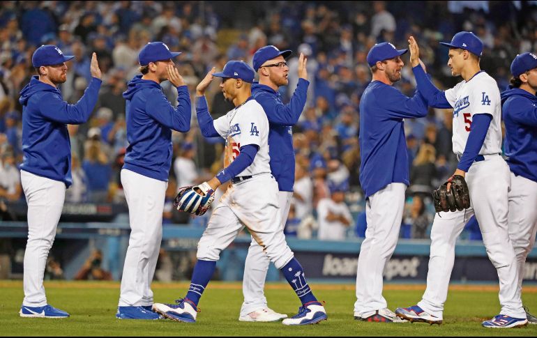 Los Dodgers ganaron dos de tres juegos en Los Ángeles, lo que obligó a un sexto enfrentamiento. EFE/C. Brehman