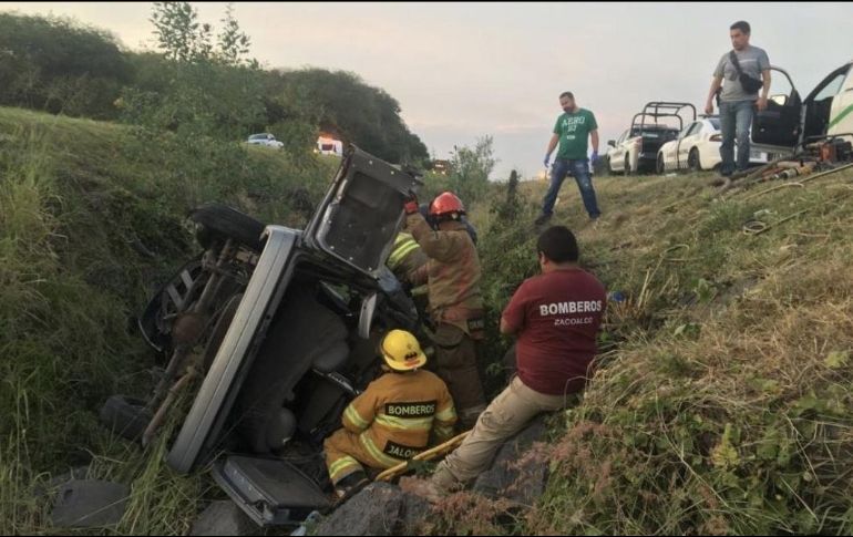 Elementos de Protección Civil Jalisco extrajeron los cuerpos que quedaron prensados en el vehículo que terminó en una cuneta a un costado de la vía. ESPECIAL