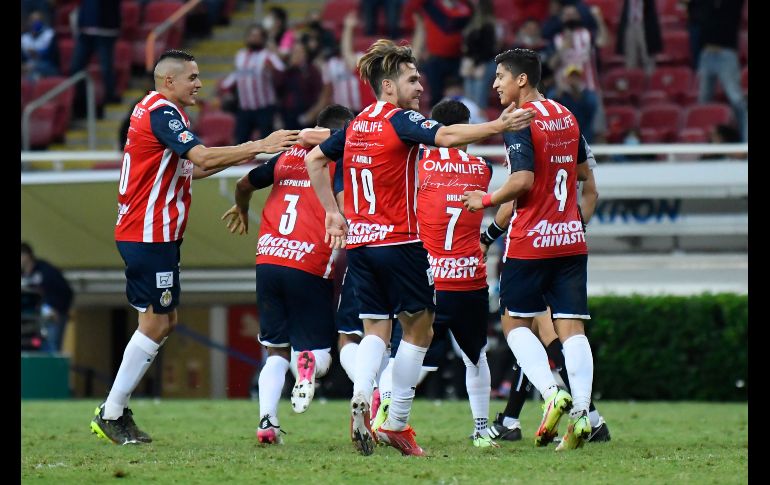 MAQUILLA. Una pobre exhibición de Chivas terminó con el festejo de los jugadores tras conseguir el empate. IMAGO7