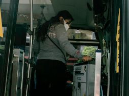 Quienes deciden pagar su pasaje con monedas pierden 50 centavos por viaje, pues las alcancías instaladas en los camiones no les devuelven el cambio. EL INFORMADOR/G. Gallo