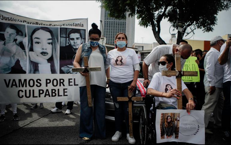 Las puertas de Casa Jalisco permanecieron cerradas durante la hora que estuvieron los manifestantes. EL INFORMADOR / G. Gallo