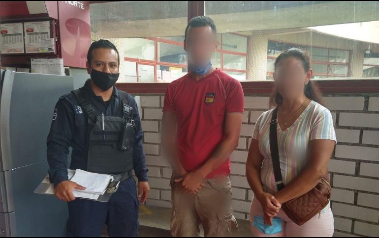 Los elementos de la Policía se comunicaron con la familia, para informarles que el joven está en buen estado de salud, también se contactó a una amiga de la familia que vive en la ciudad para ser el nexo para facilitar el regreso a su hogar. CORTESÍA/POLICÍA DE GUADALAJARA