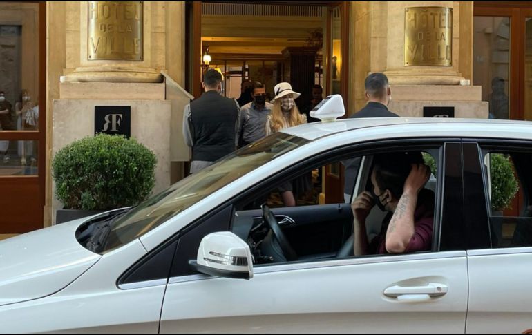 De acuerdo con imágenes publicadas en Twitter, el exmandatario sale del Hotel de la Ville, ubicado en Roma, Italia, y toma un taxi para irse del sitio. TWITTER/@karenytv3