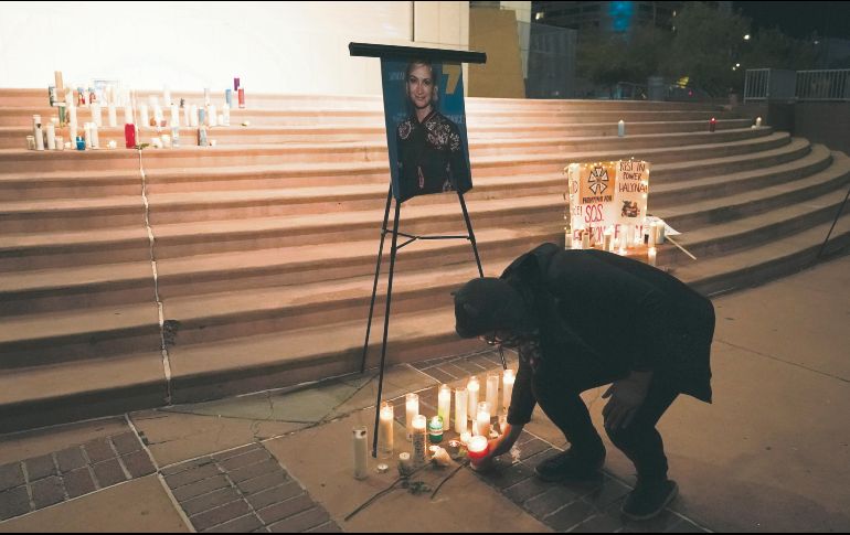Recuerdo. Un hombre coloca una veladora en un altar improvisado en honor a Halyna Hutchins, en Albuquerque, Nuevo México. AP
