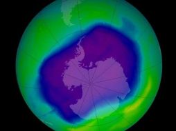 En 1985, el planeta enfrentaba una gran crisis ambiental con el hallazgo de un agujero en la capa de ozono, lo que motivó a líderes mundiales a impulsar una serie de acciones para prohibir los químicos CFC GETTY IMAGES