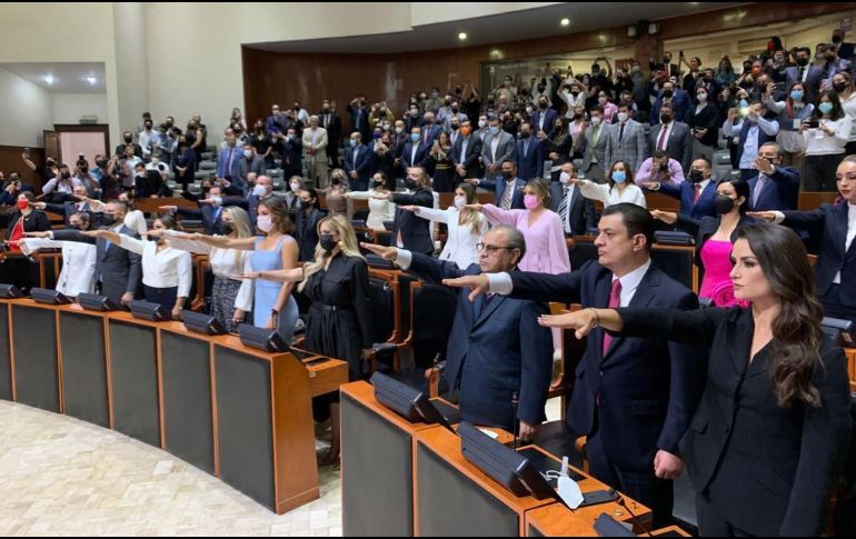 Los diputados tomaron protesta este lunes en el Congreso de Jalisco. ESPECIAL /