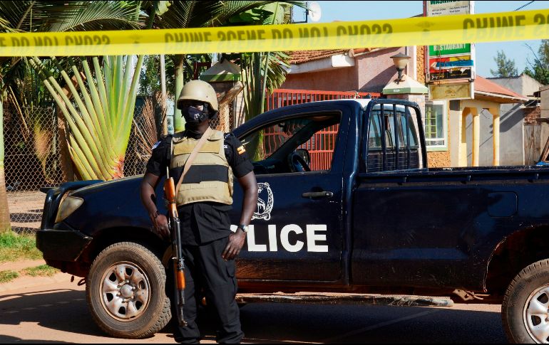 Policías investigan si en el auto había una bomba. EFE/R. Kabuubi