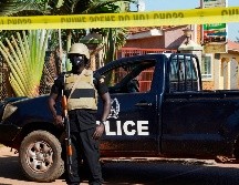 Policías investigan si en el auto había una bomba. EFE/R. Kabuubi