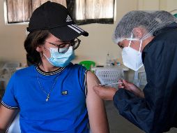 Una joven es inoculada con una dosis de la vacuna contra el coronavirus hoy, en Cochabamba, Bolivia. EFE/J. Abrego