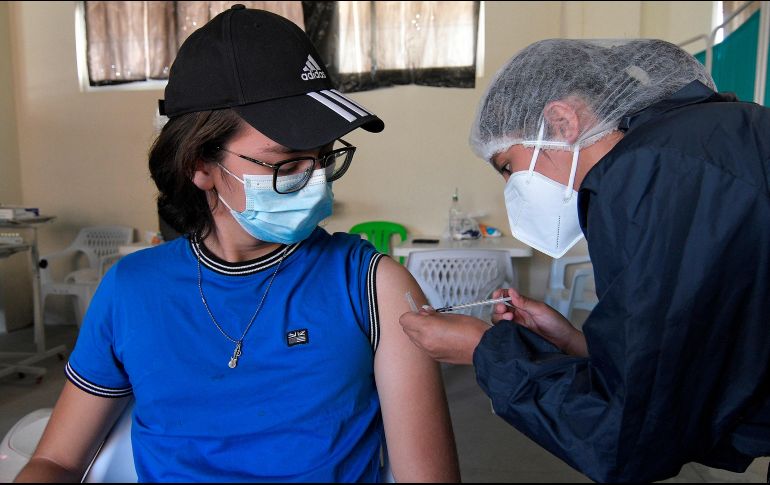 Una joven es inoculada con una dosis de la vacuna contra el coronavirus hoy, en Cochabamba, Bolivia. EFE/J. Abrego