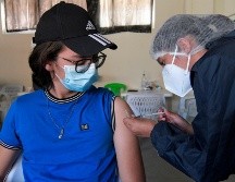 Una joven es inoculada con una dosis de la vacuna contra el coronavirus hoy, en Cochabamba, Bolivia. EFE/J. Abrego