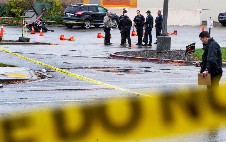 La policía entrevistaba a decenas de personas afuera de la entrada de la tienda departamental Macy's. AP/D. Oswald-Idaho Statesman