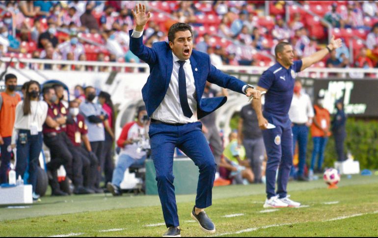 Desalineado. El entrenador del Guadalajara ha plasmado más palabras que acciones y resultados en su actual interinato con el primer equipo. Imago7