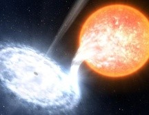 El hallazgo surge de una binaria de rayos X: una estrella de neutrones o un agujero negro que extrae gas de una estrella compañera. ESO / L. CALÇADA