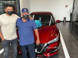 El beisbolista compartió en su cuenta de Instagram unas fotografías donde se les ve a ambos posando junto al coche, acompañadas estas por un emotivo mensaje. INSTAGRAM / @mannyrodriguez_77