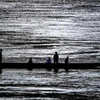 Tres niñas y una mujer mueren al naufragar barcaza en Grecia