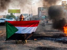 Este lunes se registraron manifestaciones en varios puntos de Sudán tras conocerse que los militares habían disuelto el Consejo Soberano. EFE / M. Abu Obaid