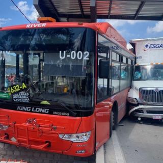 Choque entre camioneta y unidad de transporte público deja siete lesionados