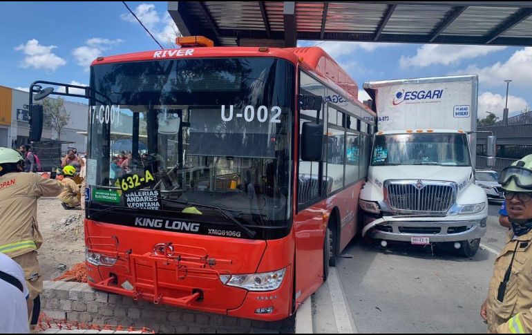 Al momento del hecho iban pocos pasajeros en el camión, de los cuales siete resultaron con algunas molestias físicas. ESPECIAL