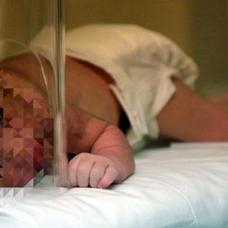 Bebé muere en su carriola mientras su madre se drogaba