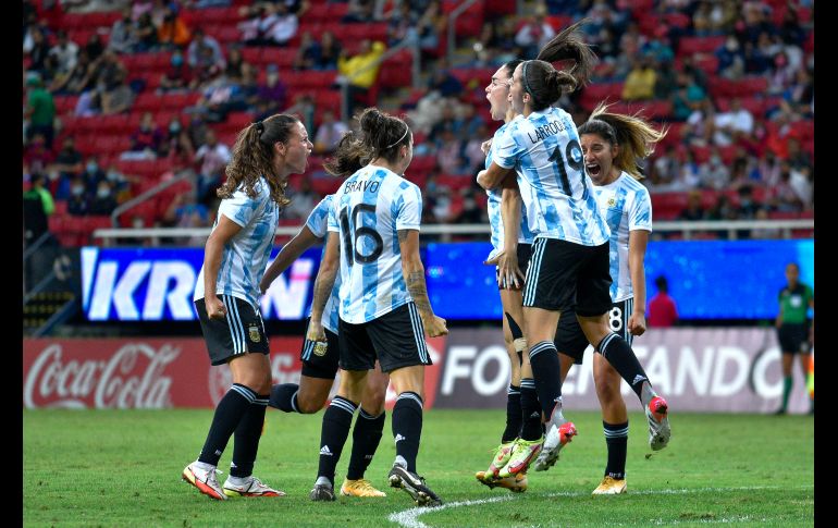 TESTARAZO. Agustina Barroso igualó los cartones tras un certero remate de cabeza dentro del área rojiblanca. IMAGO7