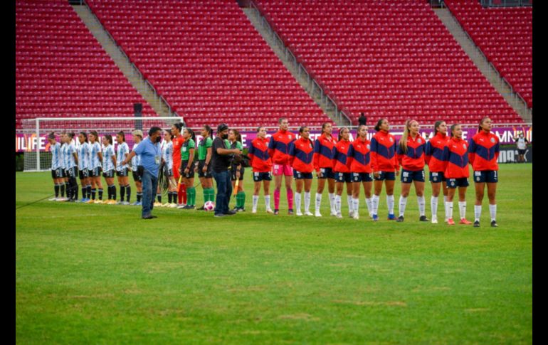 HISTÓRICO. Ante las albicelestes, Chivas Femenil disputó su primer partido internacional. IMAGO7