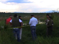 Policías de El Salto deducen que el cadáver fue arrastrado por la corriente desde otro lugar. EL INFORMADOR/Archivo