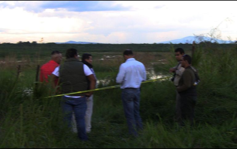 Policías de El Salto deducen que el cadáver fue arrastrado por la corriente desde otro lugar. EL INFORMADOR/Archivo