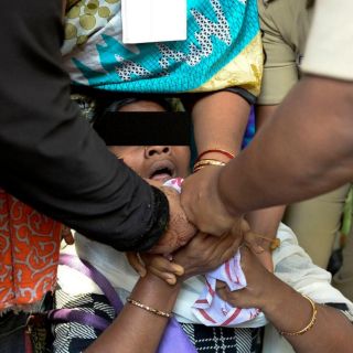 Viral: Joven en la India vende a su esposa y se compra un teléfono celular con el "pago"