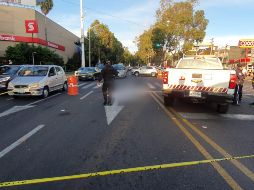 El percance ocurrió la mañana de este miércoles en los cruces de avenida Vallarta y la calle Fernando de Celada. ESPECIAL /