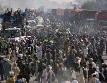 Miles de simpatizantes de un partido islamista radical proscrito se concentraron en una carretera en el poblado de Sadhuke durante su marcha hacia Islamabad. AP / K.Chaudary