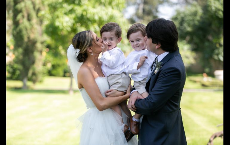 Mishelle Orozco y Marcos Dau con Marcos y Mateo GENTE BIEN JALISCO / JORGE SOLTERO