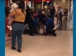 También se observa que algunas mujeres trataron de impedir que los elementos de seguridad separen a los agresores. ESPECIAL