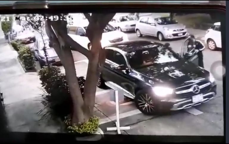 Los sospechosos abandonaron la camioneta en avenida Rubén Darío y Florencia. ESPECIAL