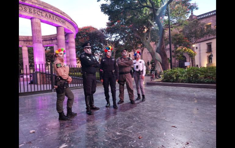Son cinco policías caracterizados que pasearán por las calles de la ciudad desde este miércoles 27 de octubre y hasta el próximo 2 de noviembre. ESPECIAL/Policía de Guadalajara