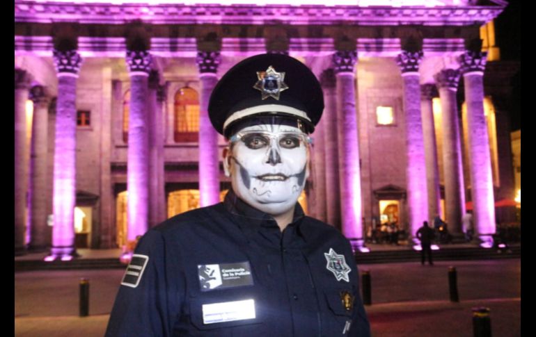 Son cinco policías caracterizados que pasearán por las calles de la ciudad desde este miércoles 27 de octubre y hasta el próximo 2 de noviembre. ESPECIAL/Policía de Guadalajara