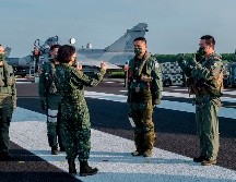 Tsai Ing-wen, presidenta de Taiwán, habla con personal militar. Estados Unidos ayuda en la formación del ejército de la isla, que China considera parte de su territorio. AP/Presidencia de Taiwán