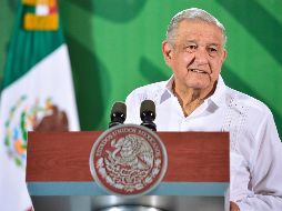AMLO dice que primero es necesario no permitir la corrupción, acabar con los gastos superfluos y el derroche de recursos. EFE