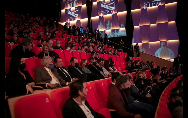 Público asiste hoy a la inauguración del Festival Internacional de Cine de Morelia. EFE / I. VILLANUEVA