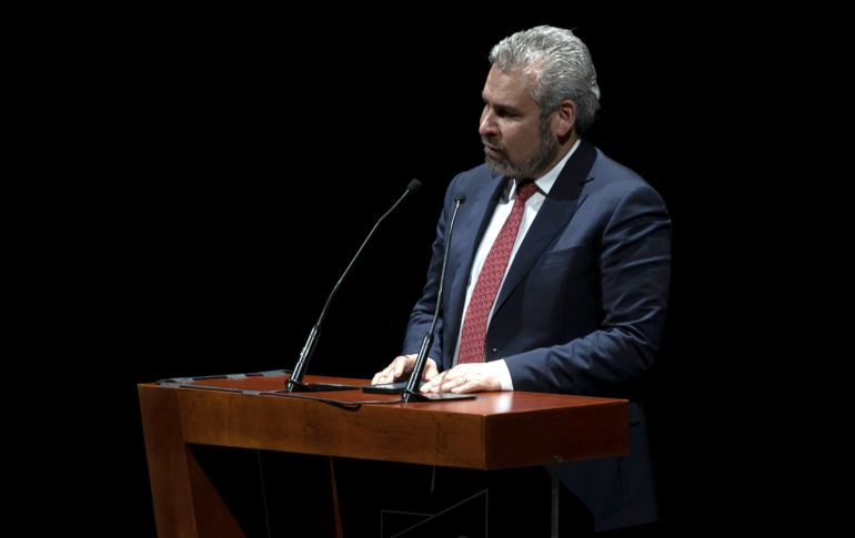 El gobernador del estado, Alfredo Ramírez Bedolla, habla durante la inauguración del Festival Internacional de Cine de Morelia. EFE / I. VILLANUEVA