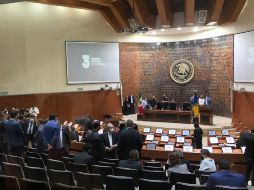 La sesión solemne para la presentación del informe comenzó con casi media hora de retraso y faltaron cinco legisladores. EL INFORMADOR / R. Rivas